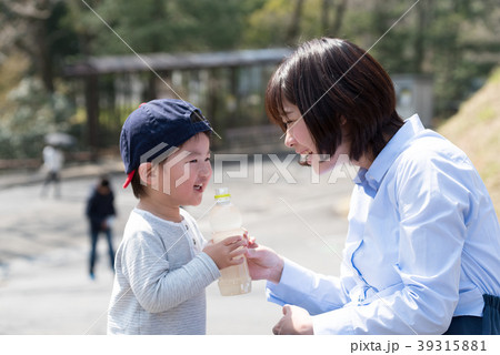 公園で飲み物を飲む親子 39315881