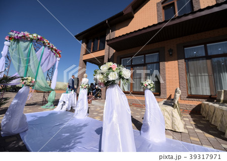 Wedding interior decorations of white flowers 39317971