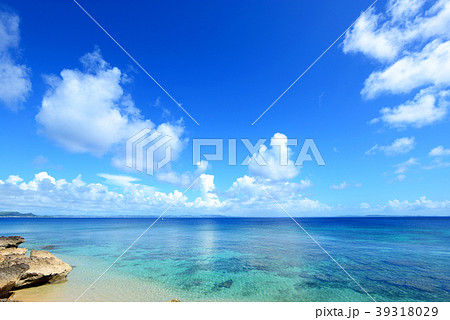 沖縄の美しい海とさわやかな空の写真素材
