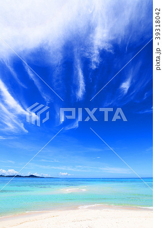 沖縄の美しい海とさわやかな空の写真素材