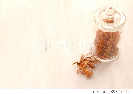 ガラス瓶に入った冬虫夏草 39319479