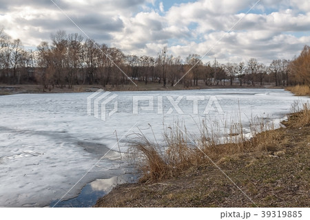 Winter sunny landscape, view of the lake in the 39319885