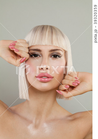 Beautiful Female Model Face Close up 39320359
