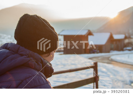 woman walks 39320381