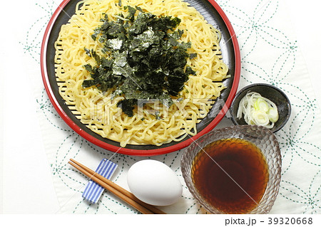 ザルラーメン 冷たいラーメン 和風ざるラーメンの写真素材