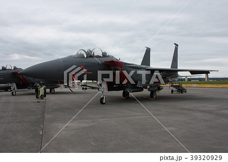 F 15 イーグル ストライクイーグル 横田基地 横田 戦闘機 飛行機 軍隊 空港 アメリカの写真素材