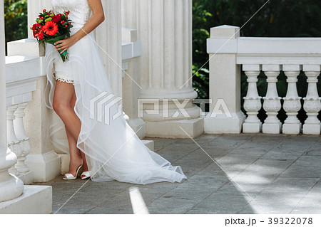 A gorgeous bride with slender legs 39322078