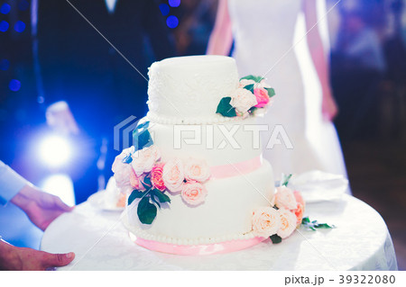 Luxury decorated wedding cake on the table Luxury decorated wedding cake on the table 39322080