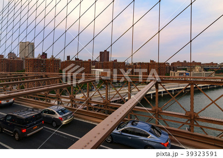Traffic crossing the Brooklyn Bridge in New York 39323591