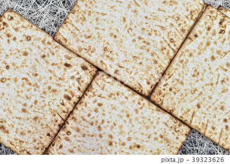 Matzah on pesah cheerful holiday pesah. 39323626