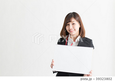 スーツ・女性(白バック) 39323802