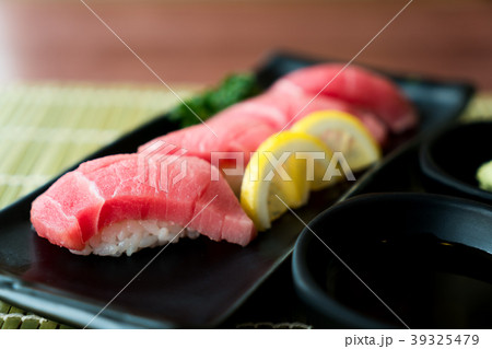 Otoro tuna sushi on black plate Otoro tuna sushi on black plate 39325479