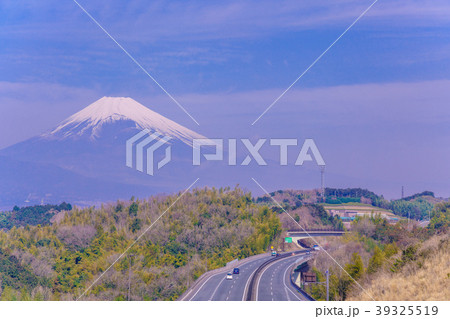 伊豆縦貫道三島塚原インターチェンジからの富士山 伊豆縦貫道三島塚原インターチェンジからの富士山 39325519