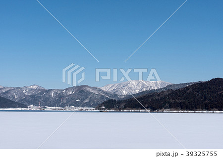 氷結する冬の余呉湖と湖北の山並み 39325755