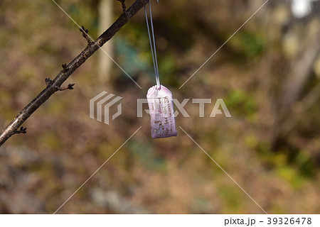 桜の枝にぶら下げられたお守り 桜の枝にぶら下げられたお守り 39326478