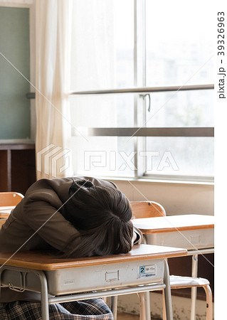 学生イメージ　休み時間 39326963
