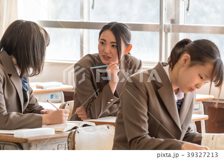 学生イメージ　放課後の自主学習風景 39327213