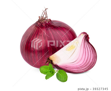 whole and slice red onion with mint leaf isolated whole and slice red onion with mint leaf isolated 39327345