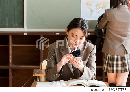 学生イメージ　放課後の自主学習風景 39327573