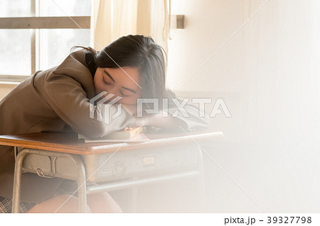 学生イメージ　居眠り 39327798