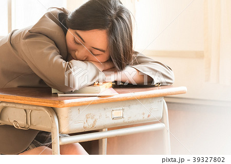学生イメージ　居眠り 39327802