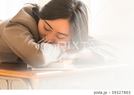学生イメージ　居眠り 39327803