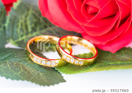 Close up Gold ring and Red roses on white 39327860