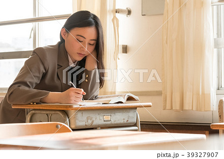 学生イメージ　放課後の自主学習風景 39327907