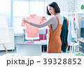 Online women sellers are selling clothes. 39328852