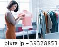 Online women sellers are selling clothes.  39328853
