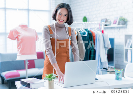 Online sales are answering customers' questions Online sales are answering customers' questions 39328855