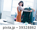 Online women sellers are selling clothes 39328862