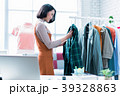 Online women sellers are selling clothes 39328863