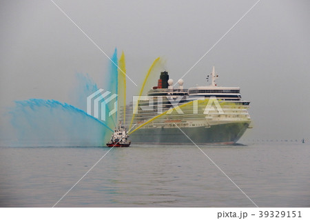 クルーズ客船クイーン エリザベス歓迎放水 大阪港 の写真素材