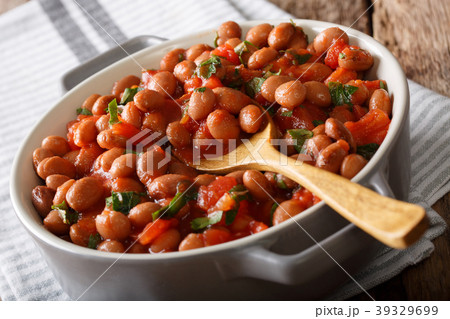 Organic Borlotti beans in tomato sauce with herbs Organic Borlotti beans in tomato sauce with herbs 39329699