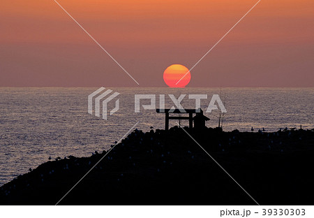 経島の夕日 富士山のレイラインで一番西に沈む夕日です 経島の夕日 富士山のレイラインで一番西に沈む夕日です 39330303