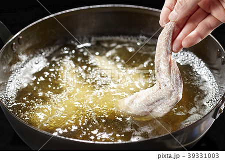 手羽先　Tebasaki (chicken wing tip) 　揚げているシーン 39331003