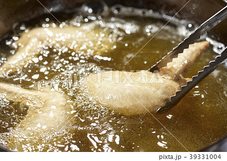 手羽先　Tebasaki (chicken wing tip) 　揚げているシーン 39331004