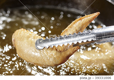 手羽先　Tebasaki (chicken wing tip) 　揚げているシーン 39331006