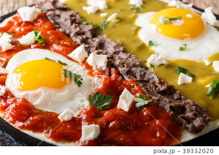 huevos divorciados, fried eggs on corn tortillas huevos divorciados, fried eggs on corn tortillas 39332020