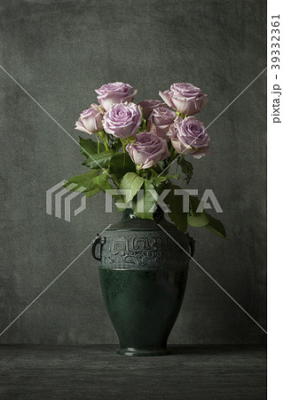 花瓶に挿した8本のばら 花瓶に挿した8本のばら 39332361