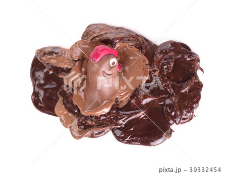 Melting chocolate easter chicken 39332454
