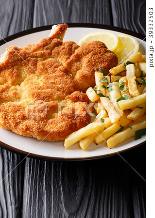 Traditional Italian veal Milanese with lemon Traditional Italian veal Milanese with lemon 39332503