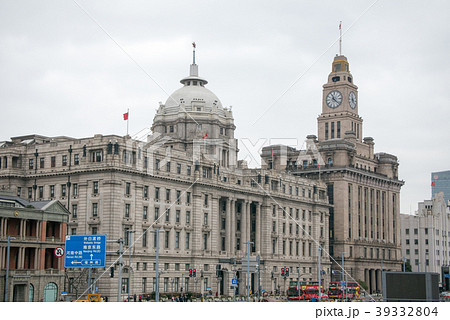 上海　黄浦区　外灘（ワイタン）地区　香港上海銀行ビル(中央)　江海関(右)　中山東一路沿い 39332804