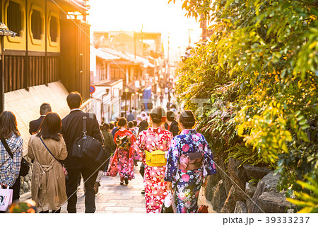 《京都府》八坂の塔前の参道・夕景 39333237