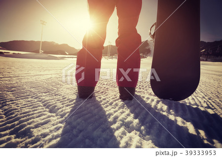 snowobarding n winter mountains 39333953