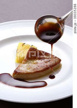 食べ物　料理　フランス料理　西洋料理　フォアグラ　アヒル　高級食材　内臓　三代珍味　珍味　ソテー 39335266