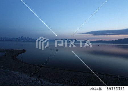 猪苗代湖と白鳥 39335555