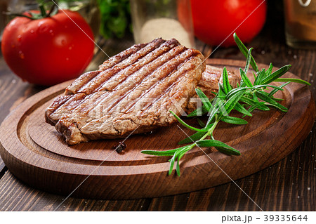 Succulent portions of grilled fillet mignon 39335644