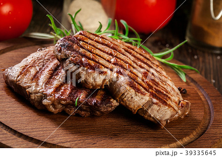 Succulent portions of grilled fillet mignon 39335645
